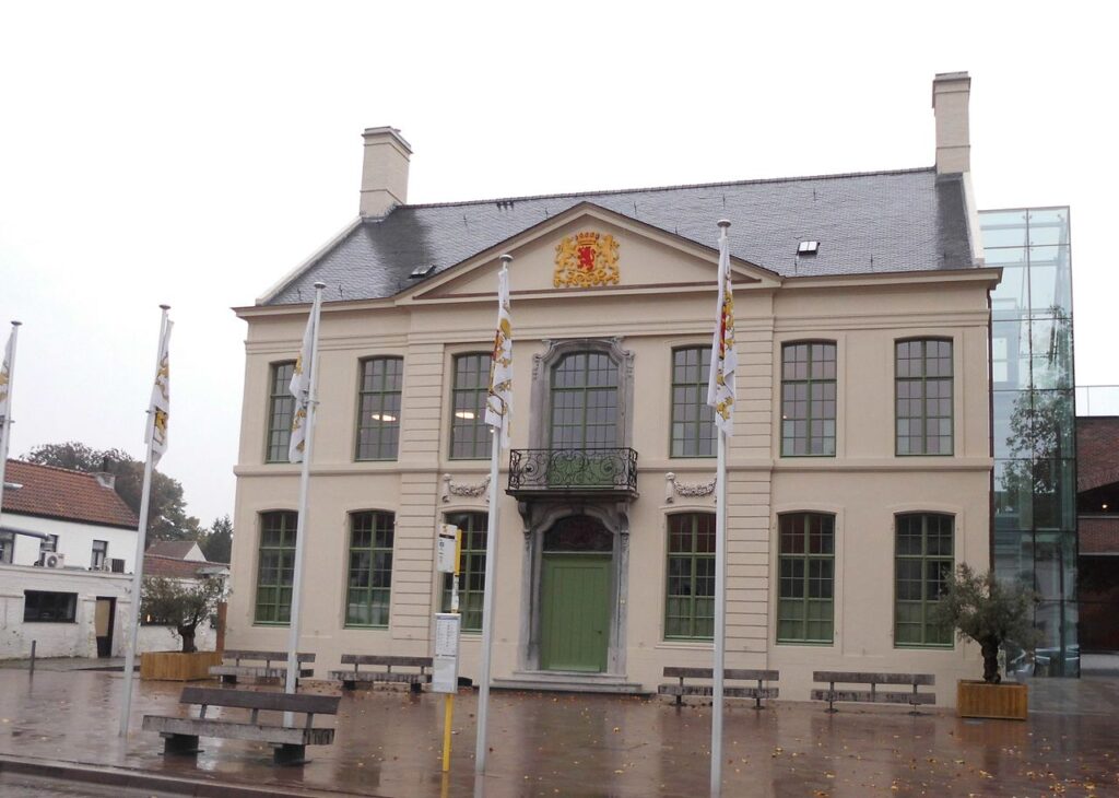 1280px-Gemeentehuis_Laarne_-_Belgie