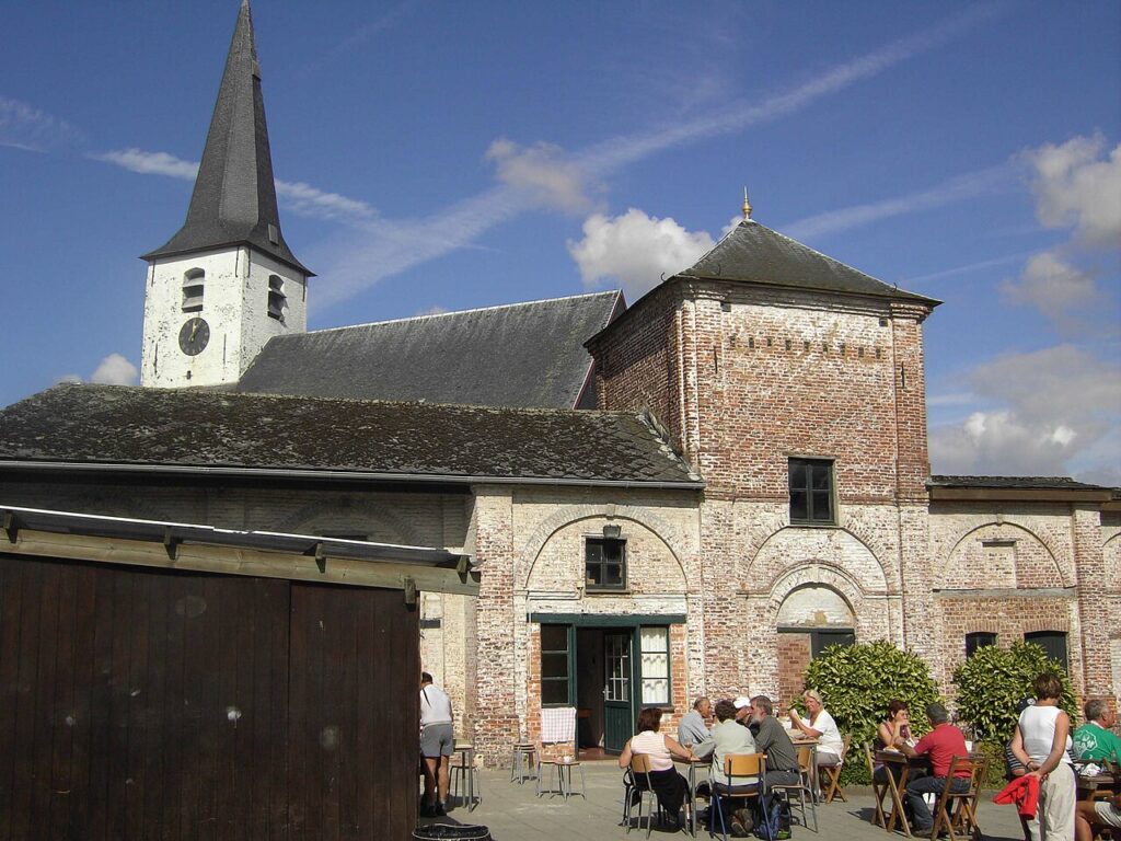1280px-Sint-Kornelis-Horebeke_-_dorp