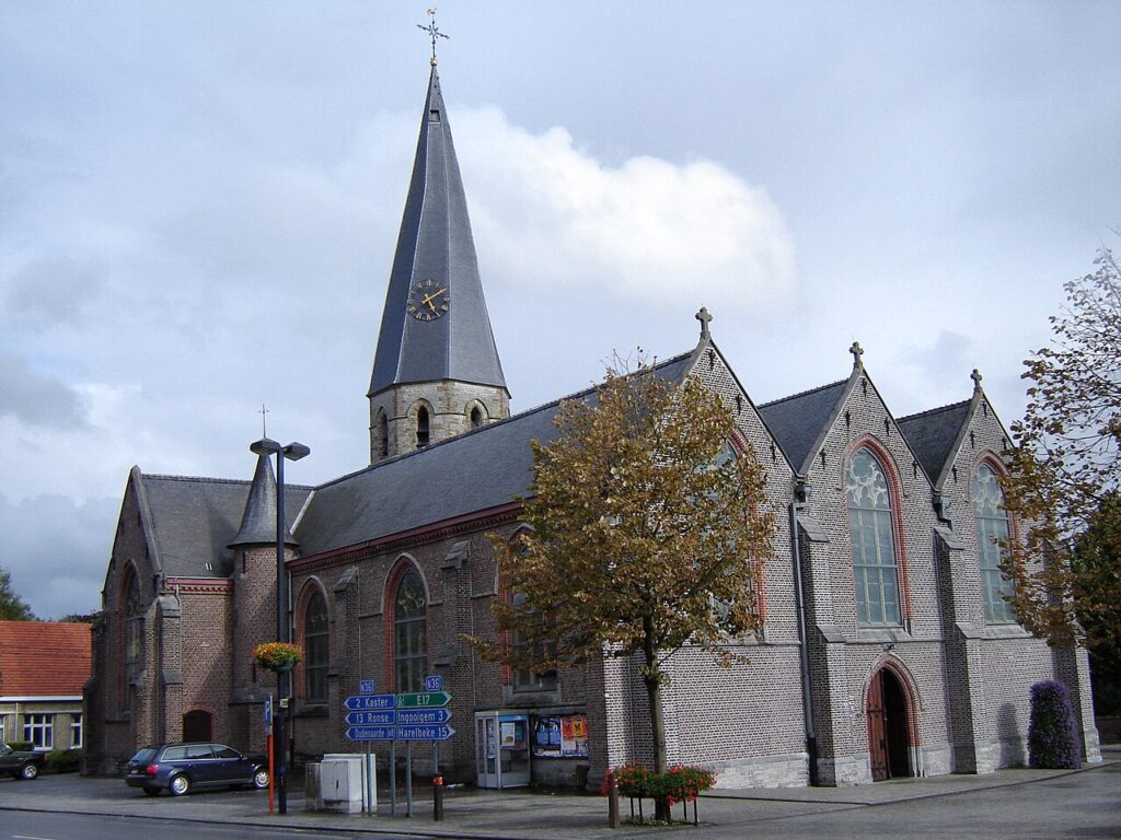 1280px-Tiegem_-_Sint-Arnolduskerk_2